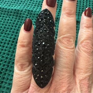 Black rhinestone finger ring